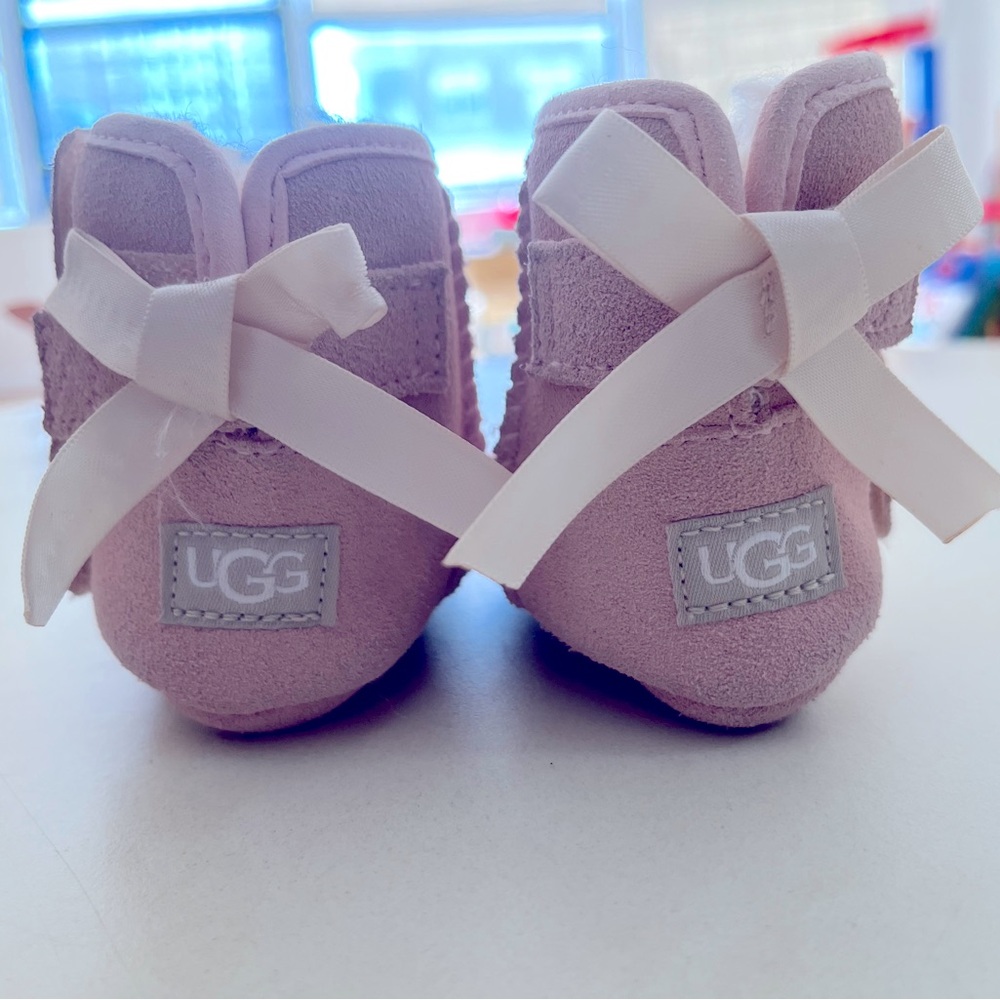 Baby Uggs with bow size 0-6 months